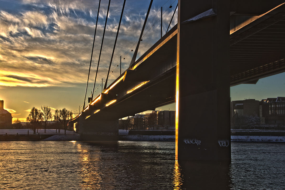 Sonnenaufgang Düsseldorf Rheinkniebrücke